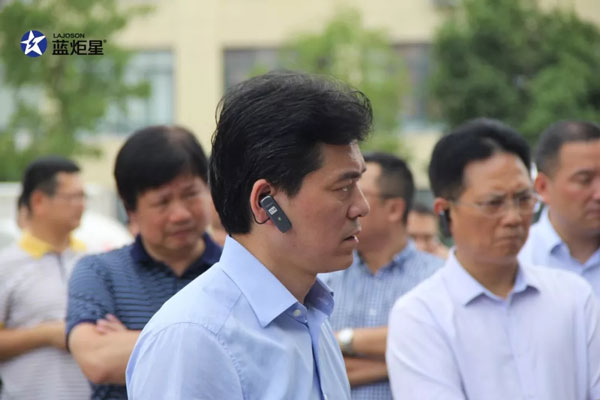 (嚴(yán)市長(zhǎng)認(rèn)真聽講解)