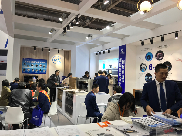 (藍炬星展會次日現(xiàn)場)