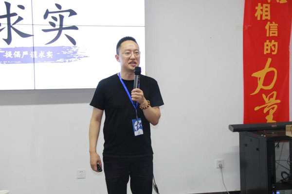 藍(lán)炬星錢總誠(chéng)摯發(fā)言