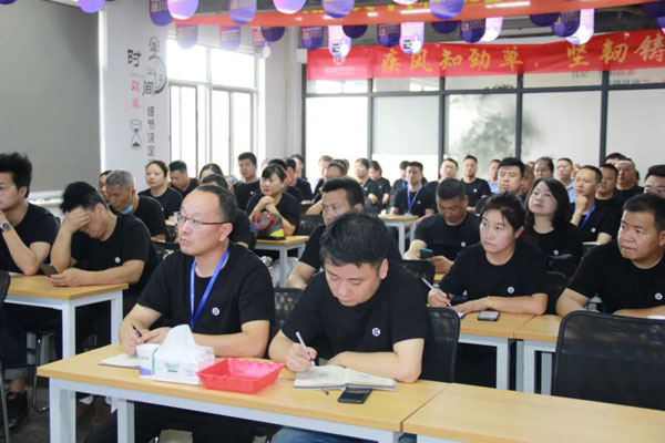 各位核心加盟商認(rèn)真聽(tīng)取戰(zhàn)略規(guī)劃并做好筆記
