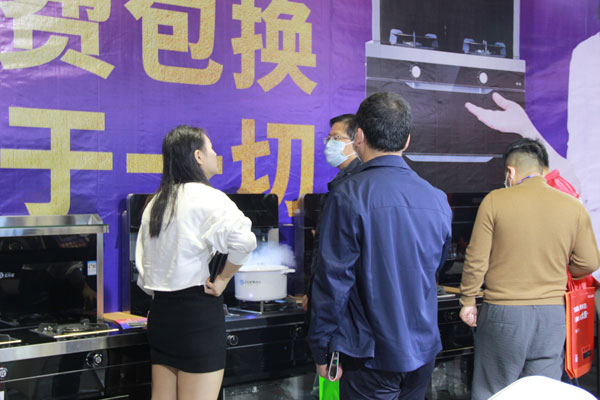 藍(lán)炬星集成灶展位現(xiàn)場